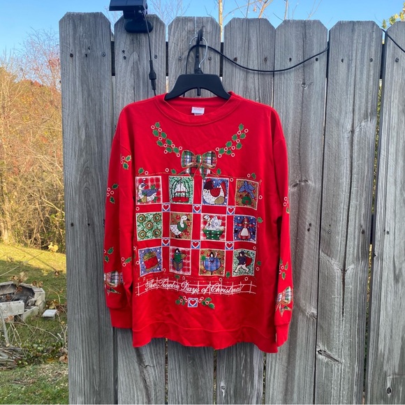 Unique Vintage Christmas on Mainstreet M Red Sweatshirt Twelve Days Graphics - Picture 2 of 7